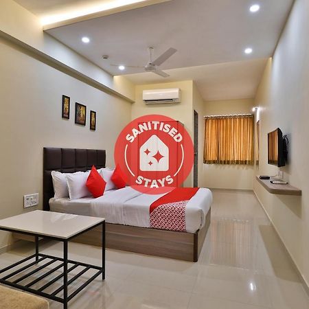 Oyo 28429 Hotel Citadel Surat Luaran gambar