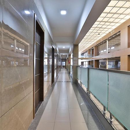 Oyo 28429 Hotel Citadel Surat Luaran gambar