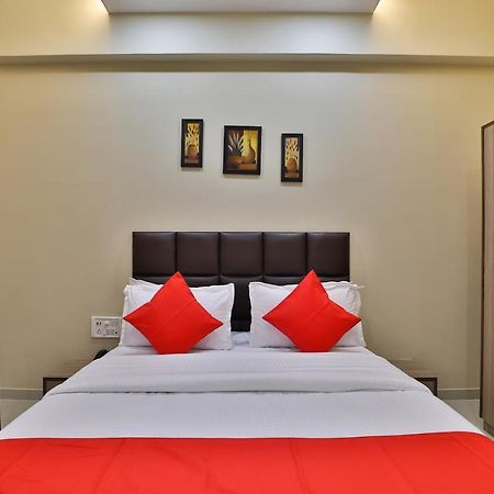 Oyo 28429 Hotel Citadel Surat Luaran gambar