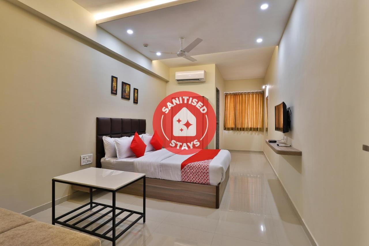 Oyo 28429 Hotel Citadel Surat Luaran gambar