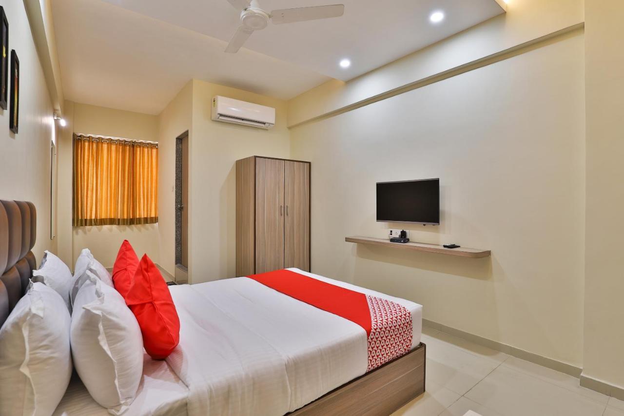 Oyo 28429 Hotel Citadel Surat Luaran gambar