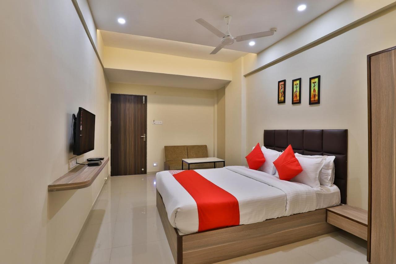 Oyo 28429 Hotel Citadel Surat Luaran gambar