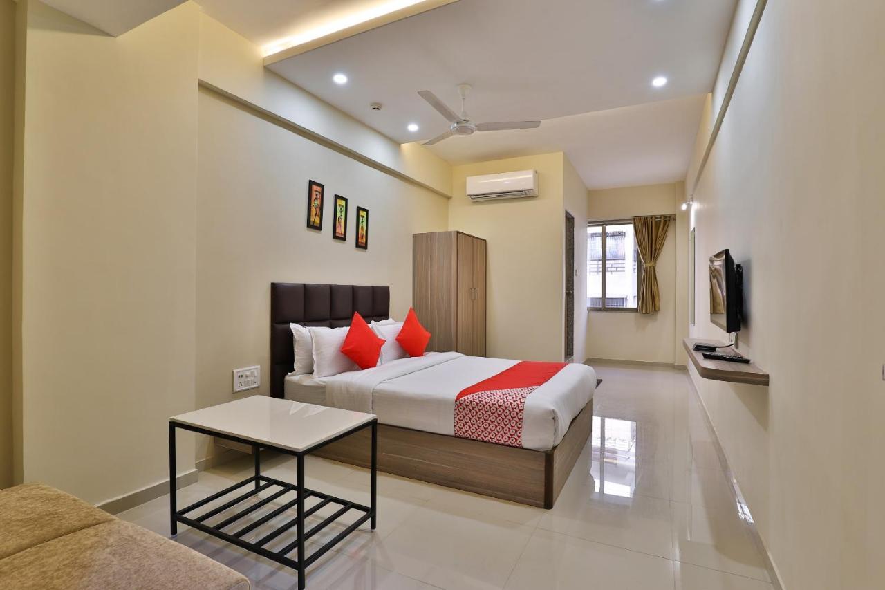 Oyo 28429 Hotel Citadel Surat Luaran gambar