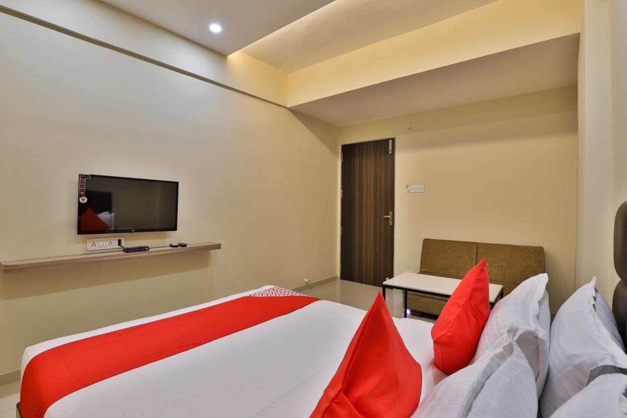 Oyo 28429 Hotel Citadel Surat Luaran gambar