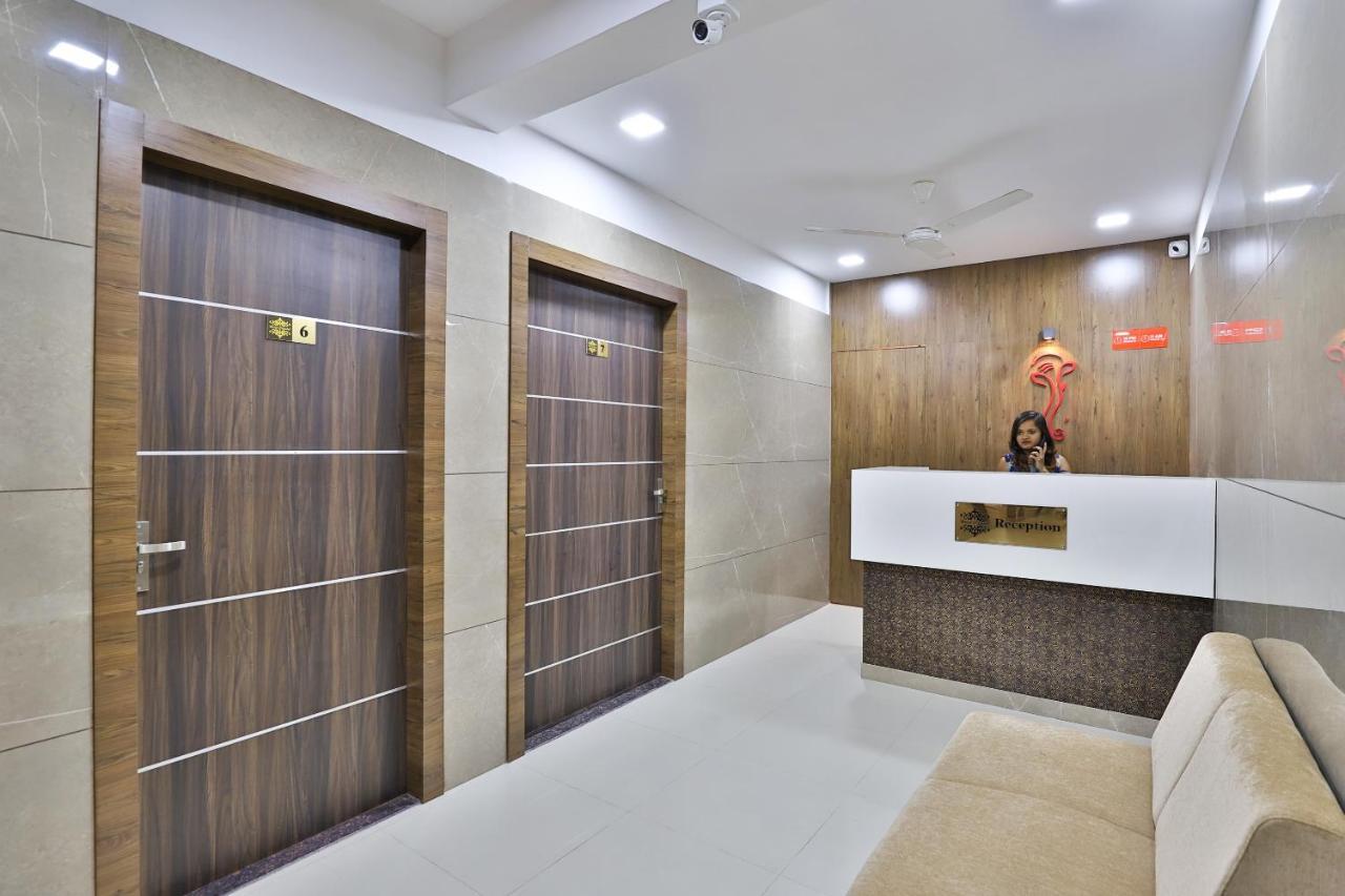 Oyo 28429 Hotel Citadel Surat Luaran gambar