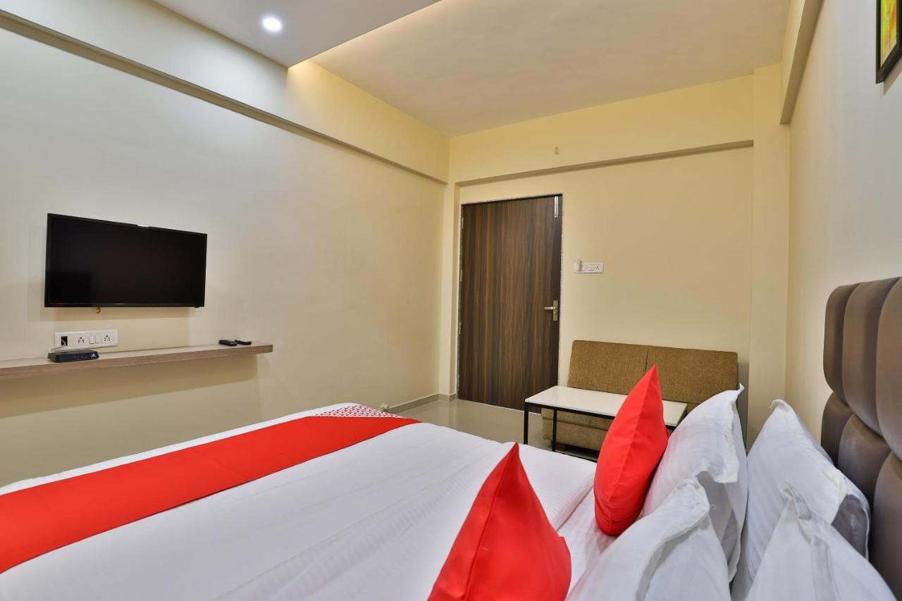 Oyo 28429 Hotel Citadel Surat Luaran gambar