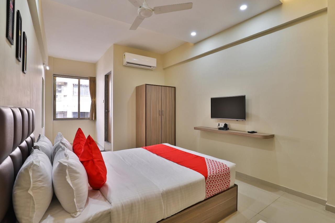 Oyo 28429 Hotel Citadel Surat Luaran gambar