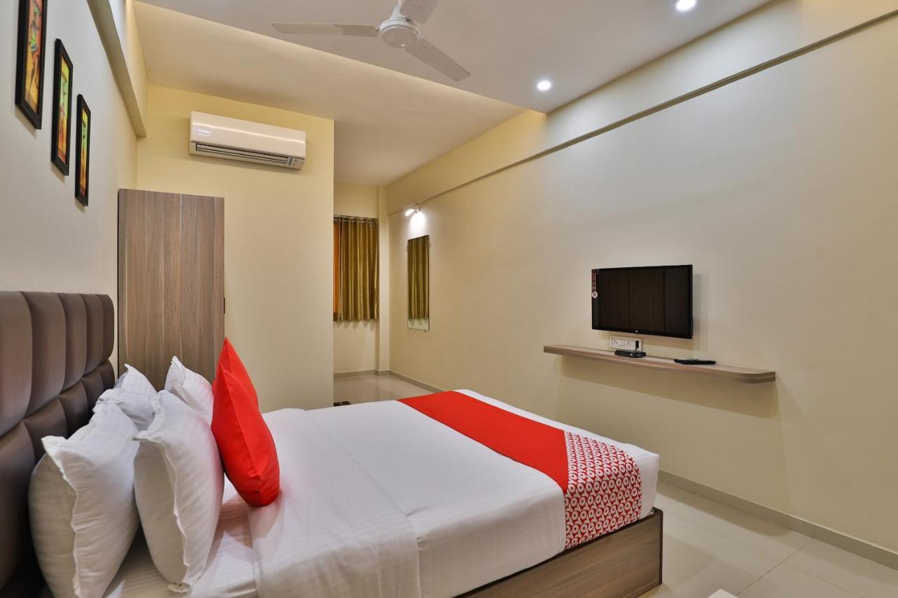 Oyo 28429 Hotel Citadel Surat Luaran gambar