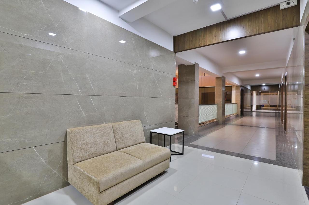 Oyo 28429 Hotel Citadel Surat Luaran gambar