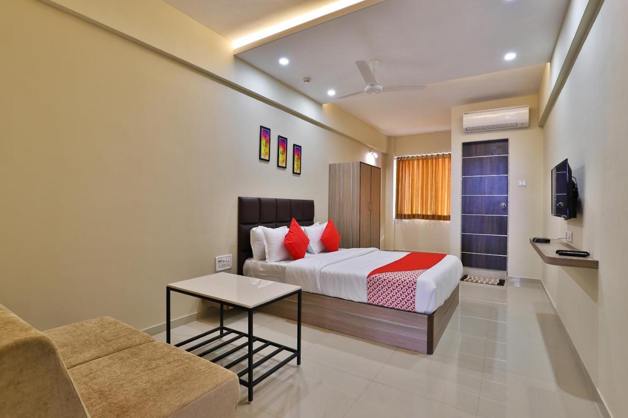 Oyo 28429 Hotel Citadel Surat Luaran gambar