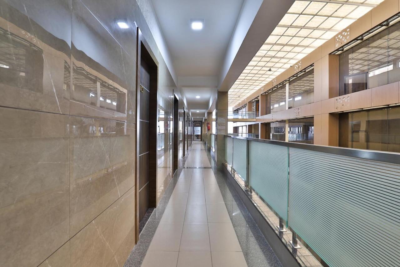 Oyo 28429 Hotel Citadel Surat Luaran gambar