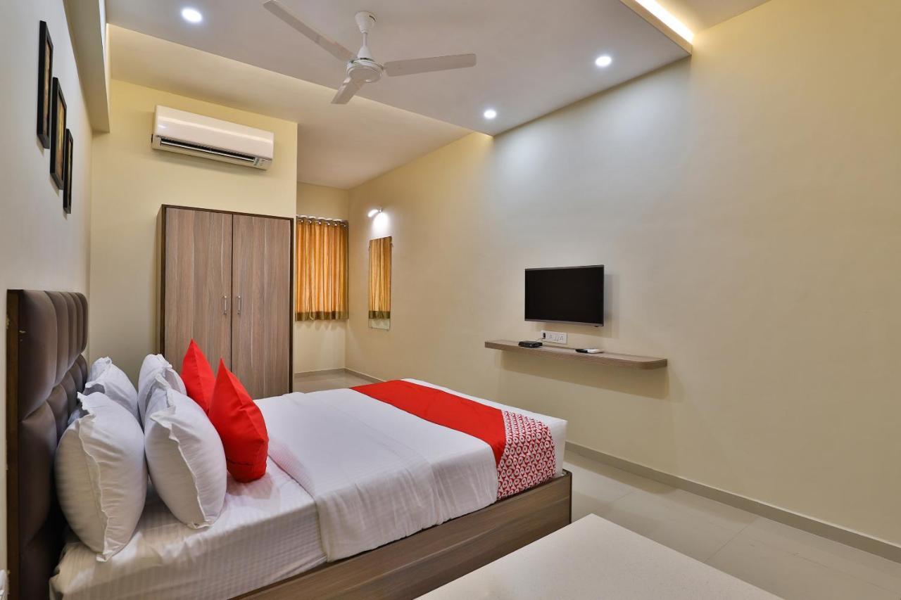 Oyo 28429 Hotel Citadel Surat Luaran gambar