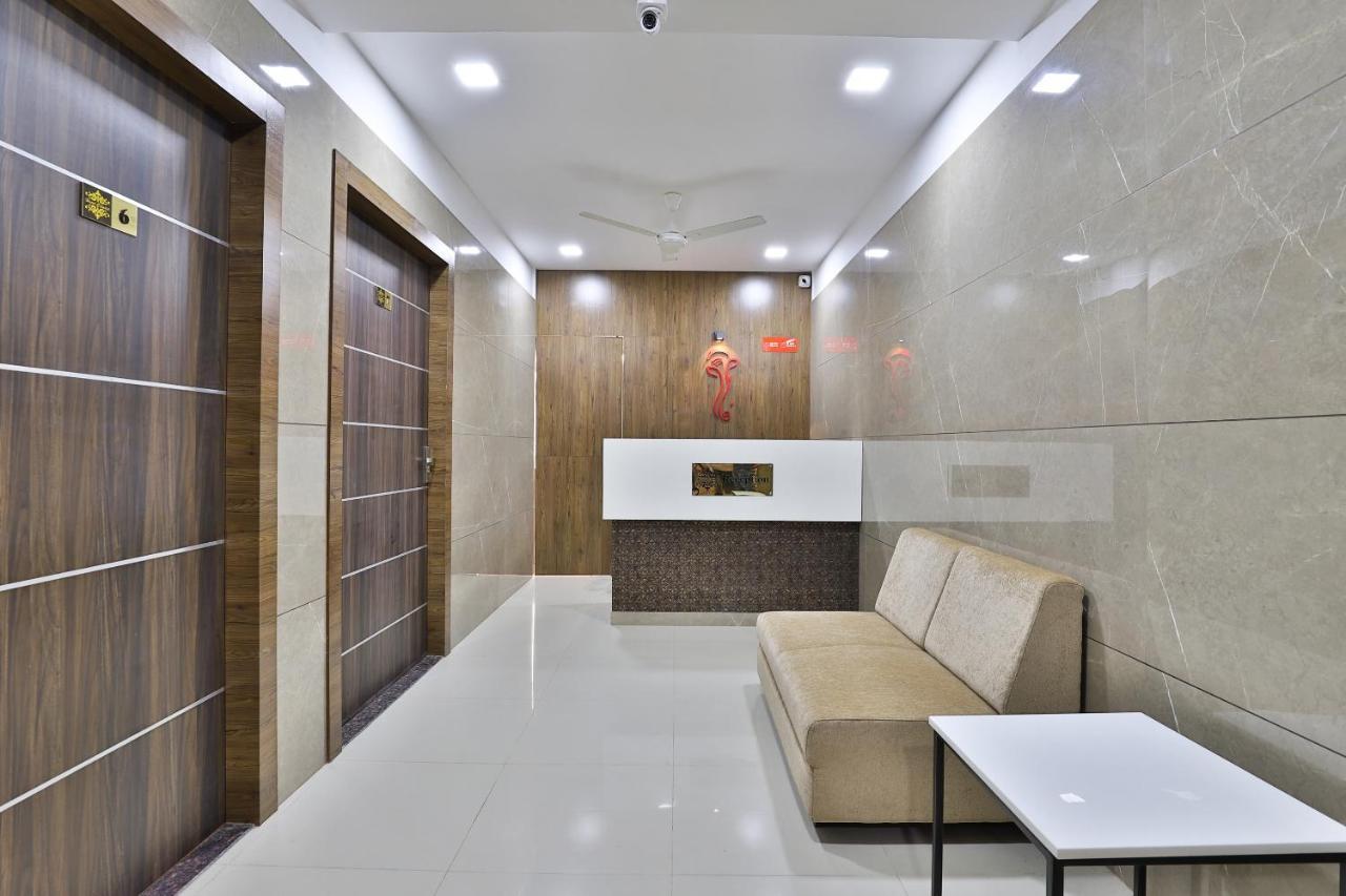 Oyo 28429 Hotel Citadel Surat Luaran gambar